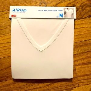 Uniqlo men’s v-neck AIRism T-shirt